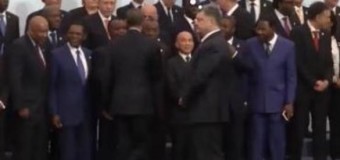Обама не заметил Порошенко, видео
