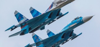 Два истребителя Су-27 напугали экипаж борта, летевшего в Питер (ВИДЕО)