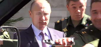 Генерал оторвал ручку у автомобиля УАЗ Патриот, демонстрируя его Путину, видео