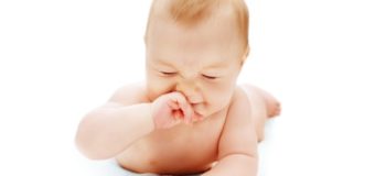 Насморк у новорожденных: лечим правильно