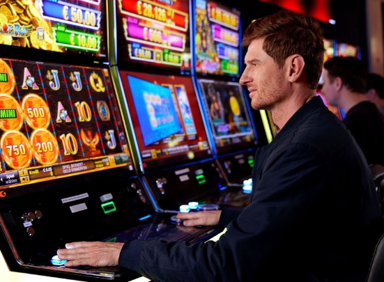 Тайминг успеха: В какое время лучше всего играть в онлайн-казино